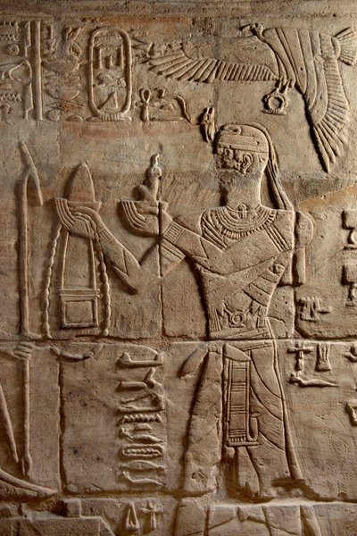 Relief sur un sanctuaire érigé par le pharaon Taharqa dans la cour du temple d